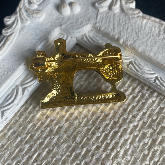 Sewing Machine Brooch Vintage Style Pin - Picture 2 of 5